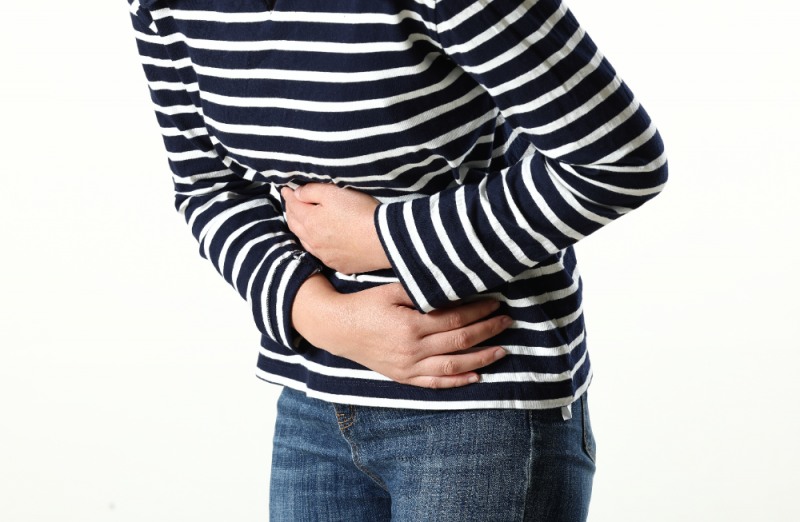 연말연시 늘어나는 식사와 폭식은 복통을 유발하기 쉽다. 폭식 후에는 따뜻한 차를 마시거나 가벼운 산책을 통해 복통을 완화할 수 있다. (클립아트코리아 제공)