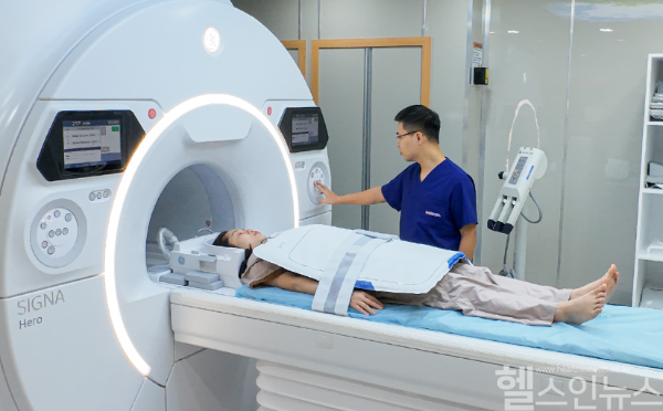 의사10명과 직원 70여명이 상주하는 ‘H+하노이’ 는 ‘토털건강검진센터’와 내과, 외과, 소아청소년과, 산부인과, 응급의학과, 치과, 이비인후과, 안과, 피부과, 마취통증의학과, 진단검사의학과, 영상의학과(소화기내시경) 등 ‘폴리클리닉’ 12개 과목을 운영한다. (에이치플러스 양지병원 제공)