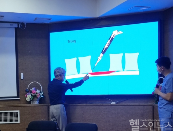 임수빈 교수(사진 좌측)가 몽골국립외상센터 의료진을 대상으로 전방경추체절제 및 재건술‘을 통한 후종인대골화증 환자 치료법에 대해 설명하고 있다. (순천향대 부천병원 제공)