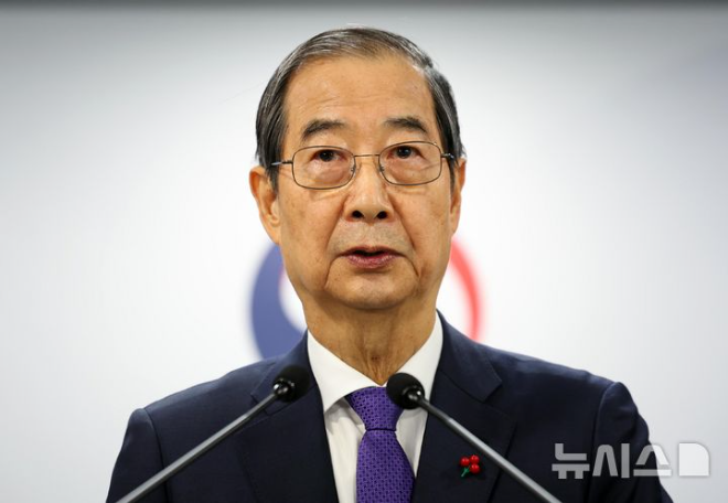 한덕수 대통령 권한대행이 26일 서울 정부서울청사 합동브리핑실에서 대국민담화를 하고 있다. (사진 = 뉴시스)