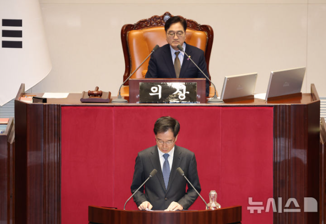 정명호 국회 의사국장이 26일 서울 여의도 국회에서 열린 제420회 국회(임시회) 제1차 본회의에서 한덕수 국무총리 탄핵소추안 발의를 보고하고 있다. (사진 = 뉴시스)