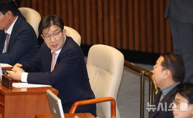 국민의힘 권성동 당대표 권한대행 겸 원내대표, 권영세 비대위원장이 26일 서울 여의도 국회에서 열린 제420회 국회(임시회) 제1차 본회의에서 대화하고 있다. (사진 = 뉴시스)