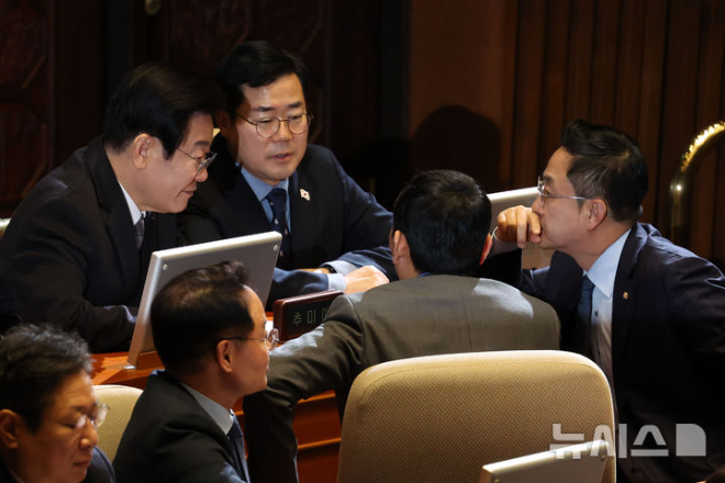 이재명 더불어민주당 대표가 26일 오후 서울 여의도 국회에서 열린 본회의에서 박찬대 원내대표를 비롯한 의원들과 대화하고 있다. (사진 = 뉴시스)
