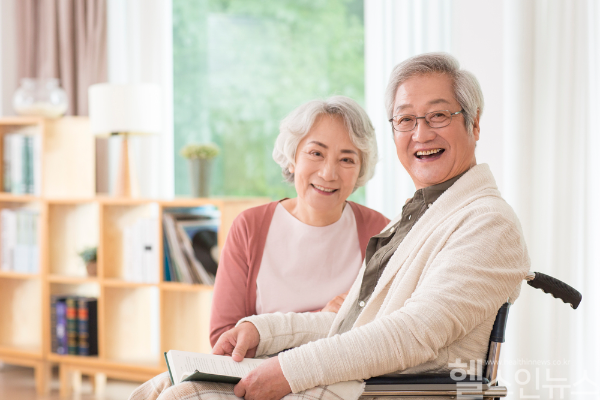 보건복지부, 중앙암등록본부가 발표한 2022년 국가암등록통계 결과 국내 암환자 10명 중 7명이 5년 이상 생존하는 것으로 나타났다. (클립아트코리아)