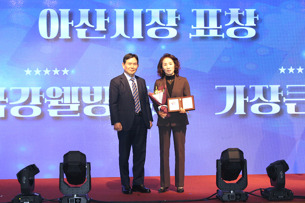 김정순 대표이사가 기념촬영을 하고 있다.(사진 = (주)금강웰빙푸드 제공)