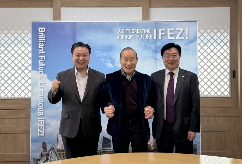 지난 26일 인천경제자유구역청에서 최병오 한국섬유산업연합회 회장(사진 가운데), 윤원석 인천경제자유구역청 청장(오른쪽), 최준호 패션그룹형지 총괄부회장(왼쪽)이 만나 송도국제도시의 글로벌화를 함께 추진하기로 합의했다.