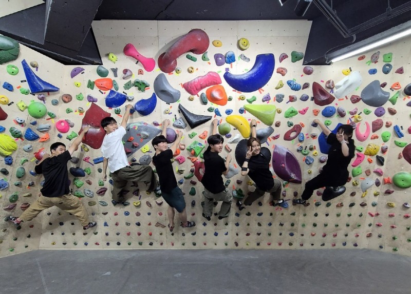 △ 오르락 내리락 '도전! 산악스포츠' 볼더 교육 모습. (제공= 대한산악연맹)