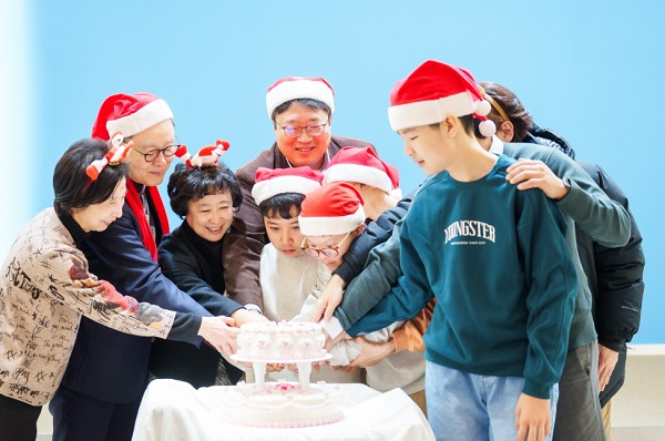 중증장애인 거주시설 홀트일산요양원에서 열린 ‘행복한 크리스마스 위드 홀트 ’ 행사에서  (사진 왼쪽 첫 번째부터)김영대 대성산업 회장 부부, 신미숙 홀트아동복지회장, 이창신 홀트일산요양원장과 장애아동들이 함께 케이크를 자르는 모습