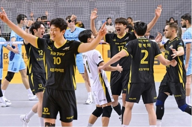 '치열한 중위권 싸움' KB손해보험, 우리카드 잡고 3연승과 함께 3위로 도약