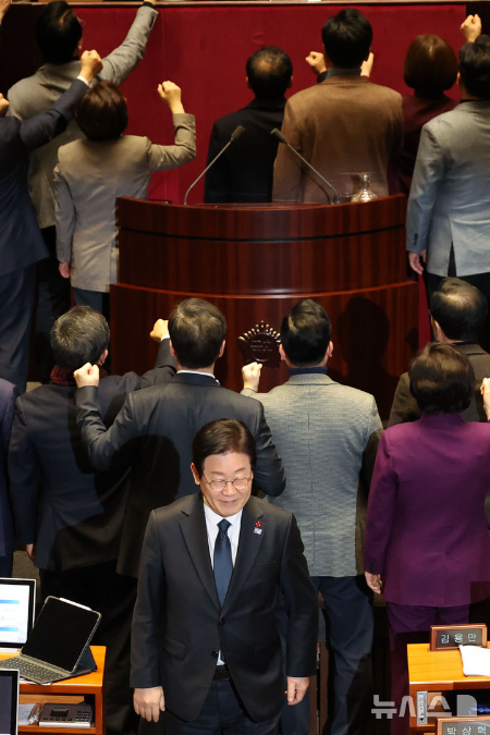 이재명 더불어민주당 대표가 27일 오후 서울 여의도 국회에서 열린 제420회국회(임시회) 제2차 본회의에서 국무총리(한덕수) 탄핵소추안 투표를 마친뒤 항의하는 국민의힘 의원들 뒤로 미소 지으며 이동하고 있다. (사진 = 뉴시스)