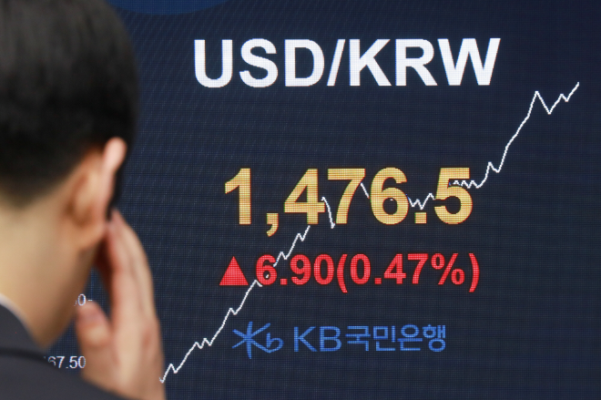 정국 불안으로 원/달러 환율은 27일 금융위기 이후 처음으로 장 중 1480원대 중반까지 올랐다. 사진은 27일 오전 10시 KB국민은행 딜링룸의 모습. (사진 = KB국민은행 제공)