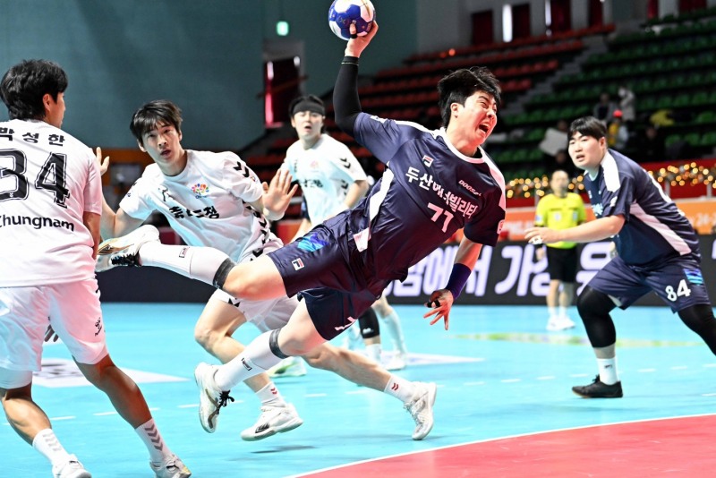 두산 김진호가 몸을 던지며 슛을 시도하는 모습 / 사진제공:한국핸드볼연맹