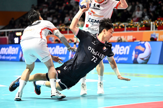 하남시청 정재완이 쓰러지며 슛을 던지고 있다 / 사진제공=한국핸드볼연맹