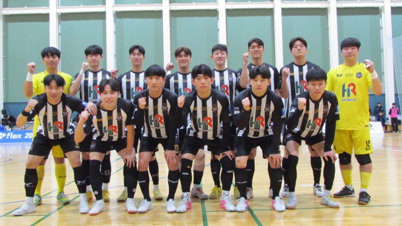 HR그룹(주)이 후원하는 노원HRFS 팀이 은평ZD스포츠와의 경기를 앞두고 승리를 다짐하며 기념 촬영을 하고 있다./ 사진=HR그룹 미디어팀