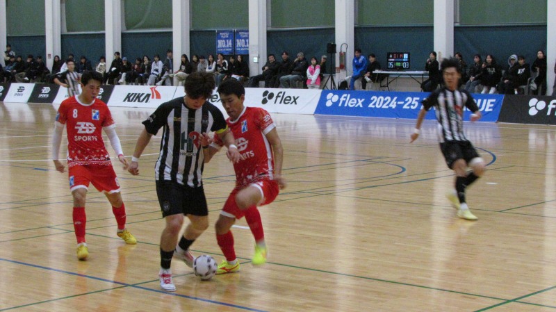 노원HRFS 선수가 은평ZD스포츠의 수비수를 따돌리고 돌파를 시도하고 있다./ 사진=HR그룹 미디어팀