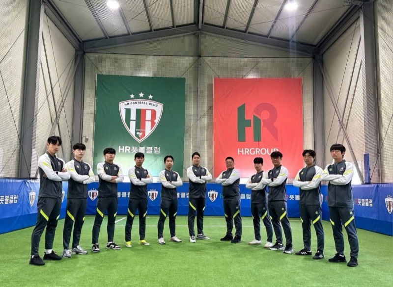 HR풋볼클럽 파주의 4개 지점(운정, 금촌, 덕이, 교하점) 감독님과 코치진이 한자리에 모여 기념촬영을 하고 있다. / 사진=HR그룹 미디어팀