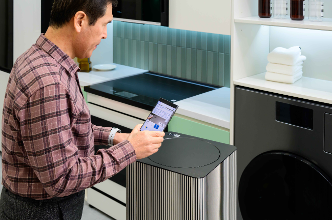 시각보조앱 '설리번 플러스' 앱에 새롭게 탑재된 '가전 QR 모드'를 시연하는 모습. ⓒ삼성전자