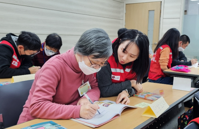 LG전자가 장애인들이 쉽고 안전하게 가전제품을 사용하도록 돕는 교육 활동의 저변을 넓힌다. 사진은 지난 16일 서울 강남구 충현복지관에서 열린 '쉬운 가전 프로젝트'에 참여한 LG전자 임직원 봉사자와 장애인 참가자들의 모습. ⓒLG전자