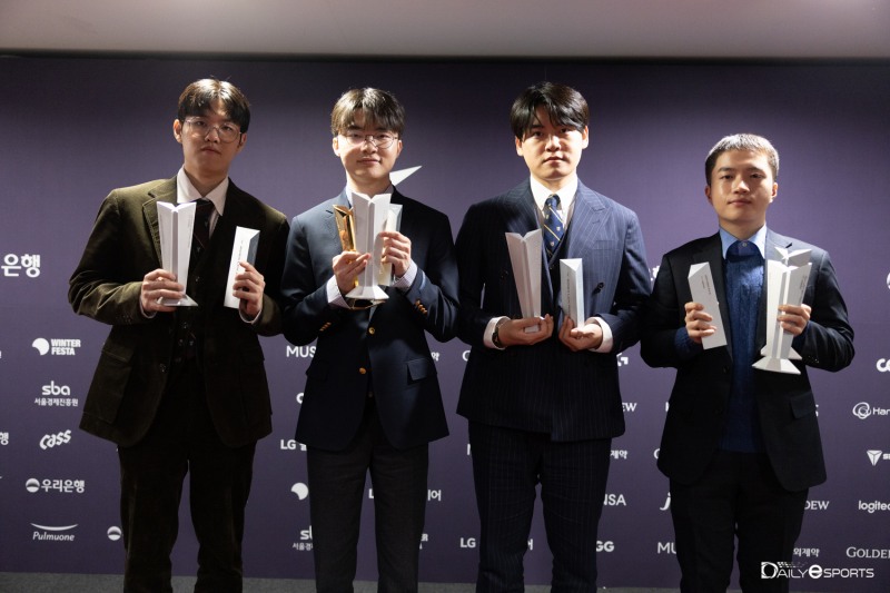 포지션별 올해의 선수상을 받은 '오너' 문현준, '페이커' 이상혁, '구마유시' 이민형, '케리아' 류민석.