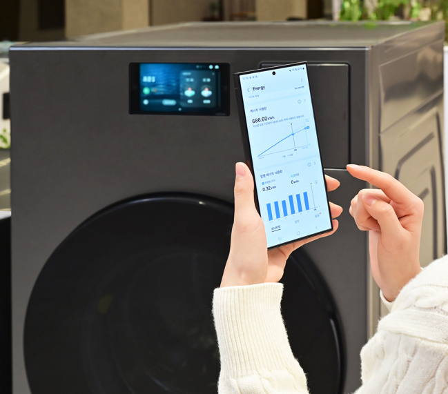사진= 스마트싱스로 '비스포크 AI 콤보'의 에너지 사용량을 확인하고 있다.