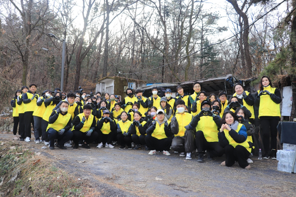 프로젝트슬립과 카카오메이커스 관계자를 포함한 봉사자 70명이 겨울용품 전달 후 기념 촬영한 모습 (사진=프로젝트슬립)