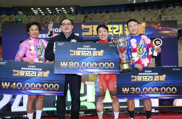 하형주 서울올림픽기념국민체육진흥공단 이사장이 입상에 성공한 선수들과 기념사진을 촬영하고 있다. 왼쪽부터 2위 정종진, 하형주 이사장, 1위 임채빈, 3위 인치환