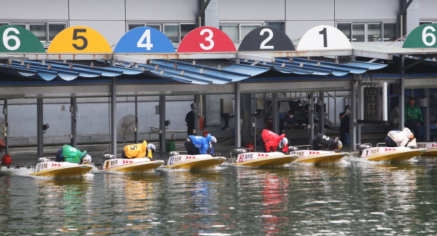 미사리경정장에서 선수들이 계류장에서 온라인 스타트로 경주를 시작하고 있다.