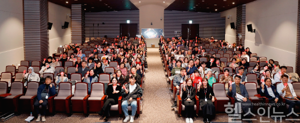 제10회 KUM 북클럽 산책 시 콘서트 단체사진 (고대의대 제공)