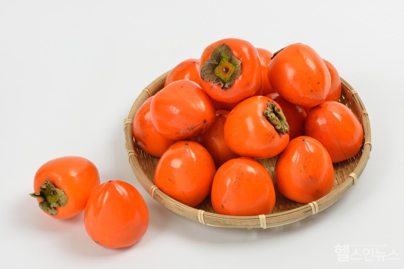 납작하지 않고 봉긋 솟아있으며, 크기가 큰 감을 '대봉'이라 부른다. (클립아트코리아)