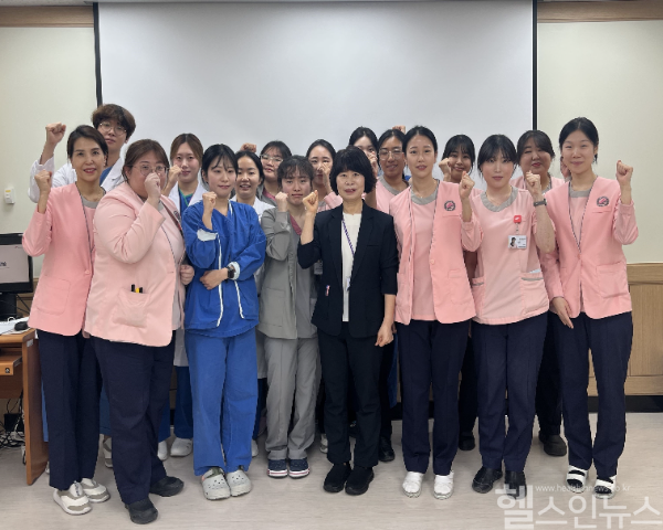 ‘2024 프리셉터 간호사 역량강화 교육’ 수료식 이후 이미화 한림대학교한강성심병원 간호부장(첫 줄 오른쪽 네 번째)과 교육에 참여한 프리셉터 간호사들이 기념 촬영을 하고 있다. (한림대한강성심병원 제공)