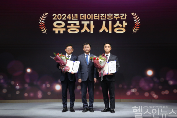 서영균 한림대학교의료원 도헌디지털의료혁신연구소 빅데이터센터장(한림대학교성심병원 가정의학과 교수, 오른쪽 첫 번째)이 ‘2024년 데이터 품질 대상’ 과기부 장관상을 수상하고 있다. (한림대의료원 제공)