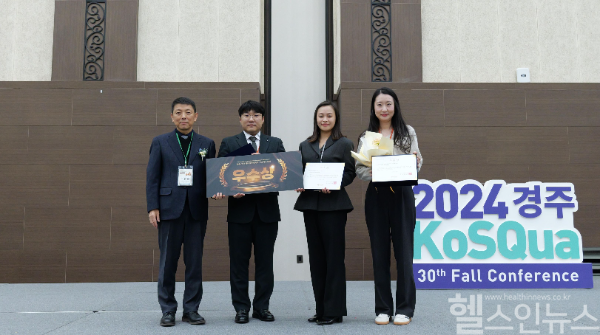 박선화 한림대학교강남성심병원 사회사업팀 의료사회복지사(오른쪽 두 번째)가 손정일 한국의료질향상학회 회장(왼쪽 첫 번째)으로부터 특별구연발표 우수상을 받은 후 수상자들과 기념촬영을 하고 있다. (한림대학교강남성심병원 제공)