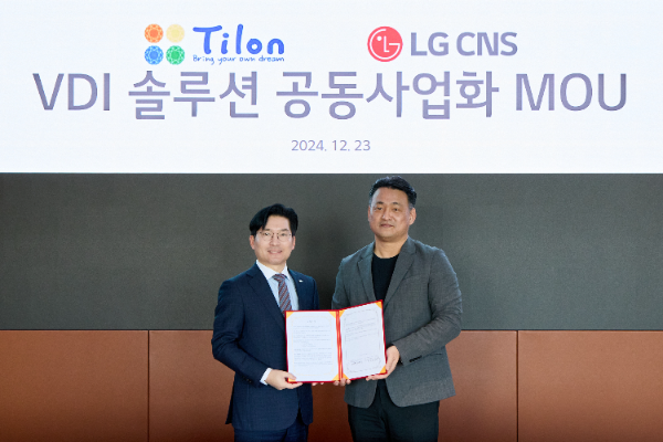 최백준 틸론 대표와 김태훈 LG CNS 전무가 MOU 체결 후 기념촬영을 하고 있다.