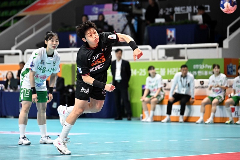 SK슈가글라이더즈 유소정이 7m 드로우를 던지는 모습 / 사진제공=한국핸드볼연맹