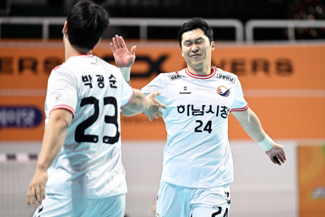 하남시청 박광순과 박영길이 골을 넣고 서로 격려하는 모습 / 사진제공=한국핸드볼연맹