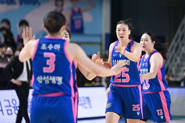 배혜윤(25번) 등 삼성생명 선수들