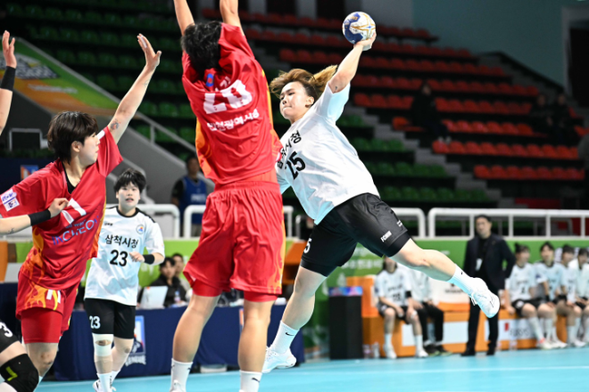 삼척시청 강주빈이 인천 수비진 사이로 슛을 던지는 모습 / 사진제공=한국핸드볼연맹