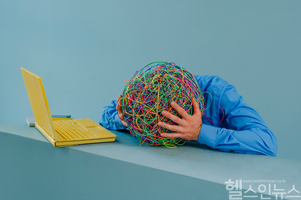 혈관은 추위에 약해 철저한 관리가 필요하다. 특히 어지럼증은 단순 증상이 아닌 뇌졸중 의심 신호일 수 있어 각별한 주의가 요구된다. (클립아트코리아)
