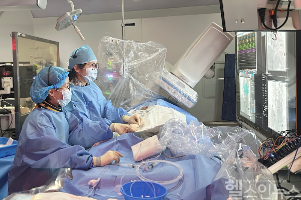 차명진 서울아산병원 심장내과 교수(오른쪽)팀이 지난달 20일 펄스장 절제술을 시행하고 있다. (서울아산병원 제공)