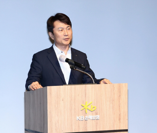 구본욱 KB손해보험 사장이 KB아트홀에서 2025년 시무식을 개최하고 발표하고 있다. ⓒ KB손해보험
