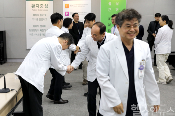 일산백병원이 1월 2일 신규 교원 임용과 보직자 발령과 함께 새해 인사와 덕담을 나누는 신년교례회를 개최했다. (일산백병원 제공)