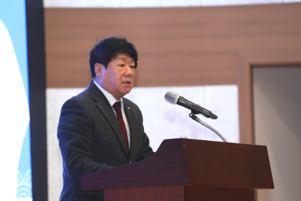 신협중앙회관 대강당에서 개최된 2025년 시무식에서 김윤식 신협중앙회장이 신년사를 발표하고 있다.