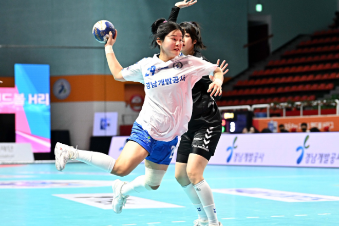경남개발공사 김아영이 점프슛을 시도하고 있다. / 사진제공 : 한국핸드볼연맹
