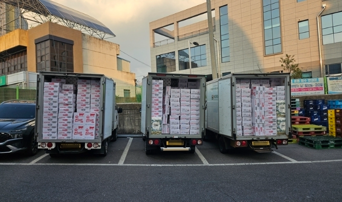 HR그룹의 화물 차량이 화순군 12개 면사무소 지역 주민들을 위한 생필품을 적재하고 배송을 준비하고 있다./사진=HR그룹 제공