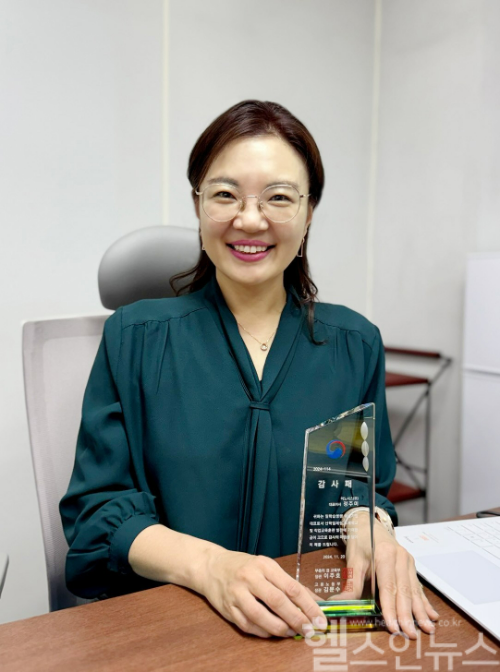 정주미 시지메드텍 대표이사가 ‘일학습병행 우수기업’ 감사패를 들고 있다. (시지메드텍 제공)