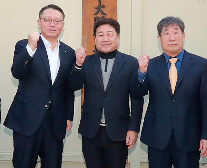 정진완 우리은행장이 지난 2일 새해 첫 행보로 남대문시장상인회를 방문했다. (왼쪽부터) 우리은행 정진완 은행장, 남대문시장상인회 문남엽 회장, 남대문시장㈜ 박칠복 대표이사가 기념사진을 촬영하고 있다. ⓒ 우리은행