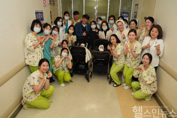 가톨릭대학교 서울성모병원은 한 날 동시에 태어난 다섯쌍둥이를 신생아중환자실 A,B 2개의 unit 병동에 나오는 순서대로 한 명씩 번갈아 입원 절차를 진행했다. 각 병동의 의료진들이 시간을 다투어 신속한 의료 처치를 하기 위한 최적의 환경을 사전에 세심하게 준비한 결과다. 많은 관심과 격려속에 태어났던 오둥이 중 둘째 새찬이와 셋째 새강이가 1월 3일 금요일 건강하게 퇴원하였다. (서울성모병원 제공)