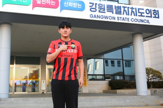 수비수 홍철이 강원특별자치도의회 본관 앞에서 강원FC 입단 기념촬영을 하고 있다.