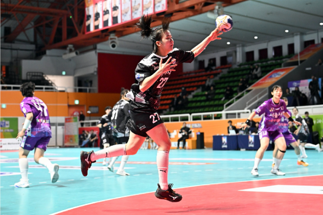 삼척시청 전지연이 윙슛을 쏘고 있다. / 사진제공=한국핸드볼연맹