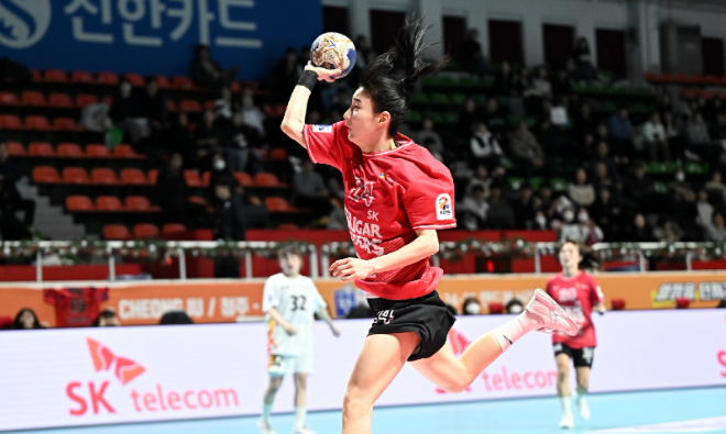 SK슈가글라이더즈 강경민이 오버슛을 시도하고 있다. / 사진제공=한국핸드볼연맹